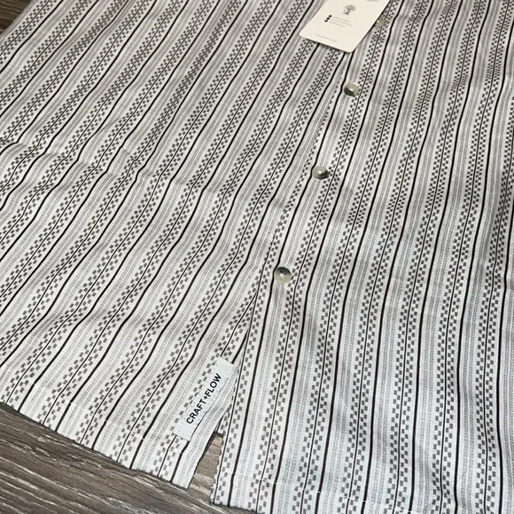 Craft & Flow button down shirt. Size L. NWT - Picture 4 of 5